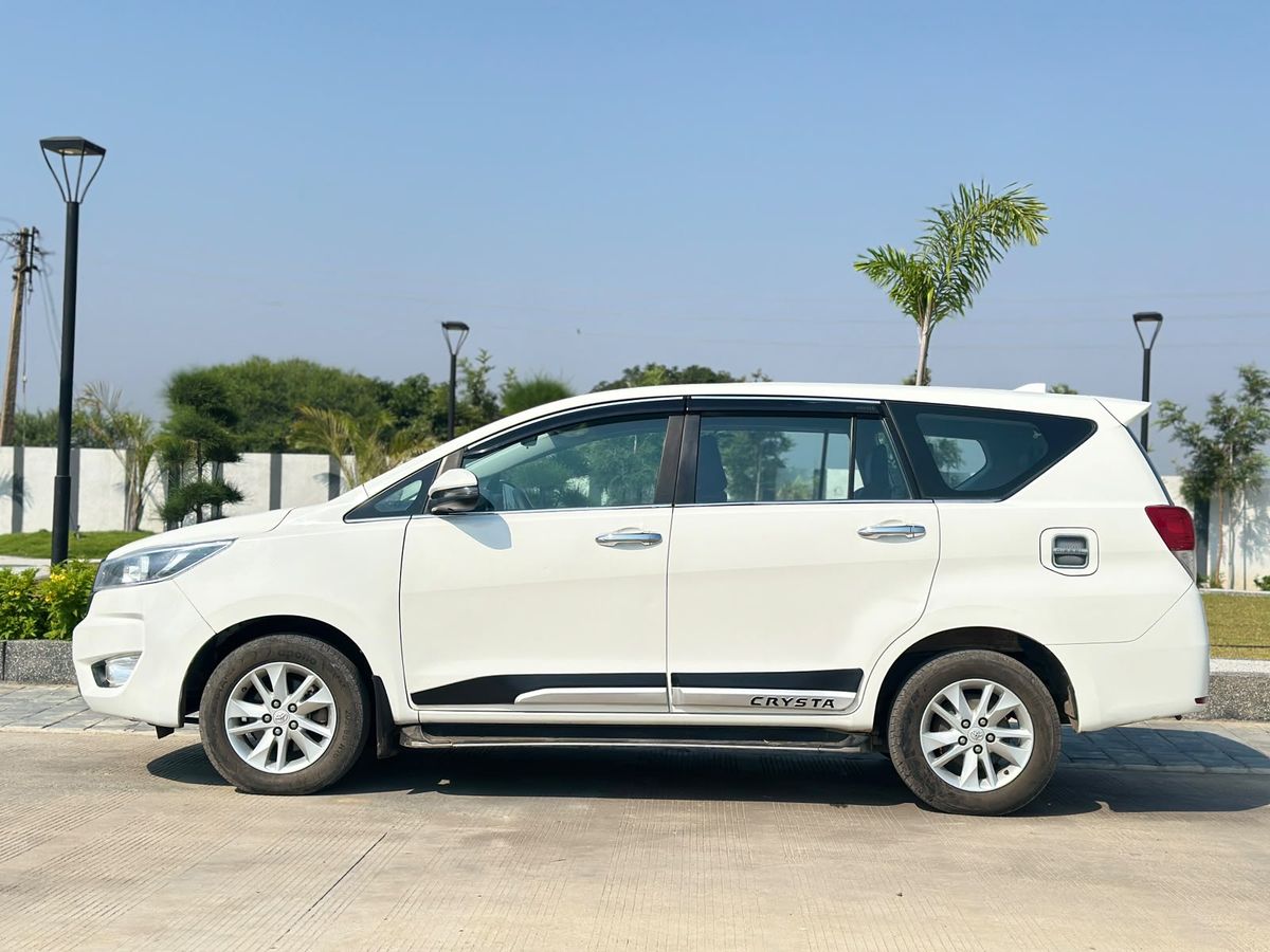 Toyota Innova Crysta — left side profile