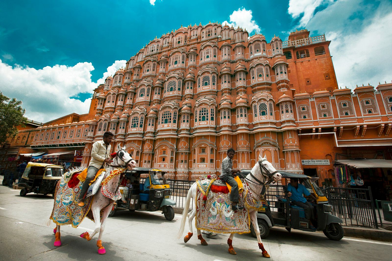 Hawa Mahal palace facade in Jaipur with street traffic in front